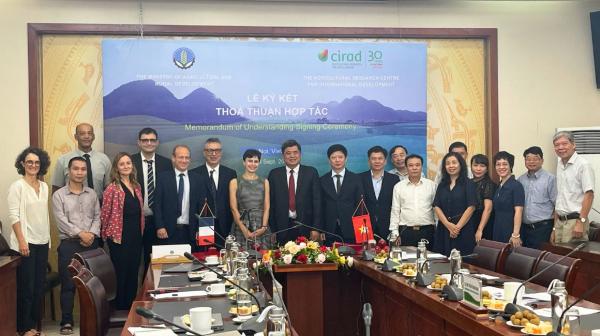 Le MARD a accueilli les représentants du Cirad, menés par la PDG, Mme Elisabeth Claverie de Saint Martin, pour la cérémonie de signature du P.E. à l'occasion de sa visite à Hanoï, Vietnam.